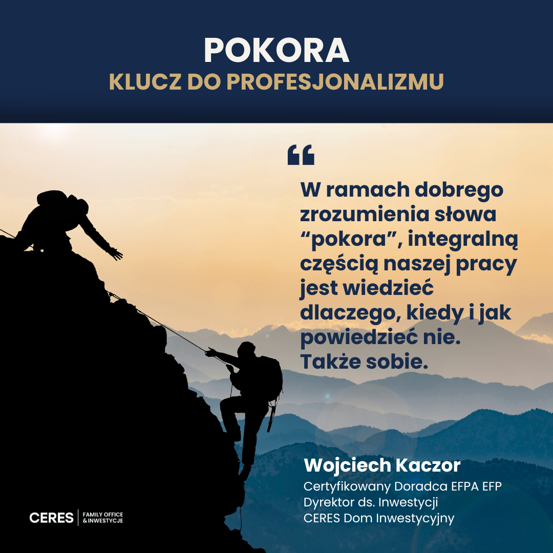 Zdjęcie prezentujące dwóch wspinaczy w górach - jeden pomaga drugiemu. Na zdjęciu jest cytat z artykułu Wojciecha Kaczora, Dyrektora ds. Inwestycji w CERES Dom Inwestycyjny, pt. Pokora - klucz do profesjonalizmu.